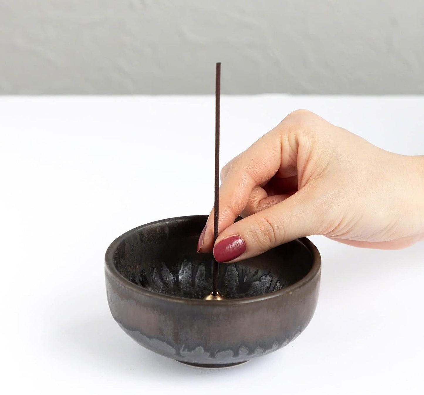 Asayu Japan Agarwood Incense Sticks - Low Smoke Japanese Incense, 40g (70-80 Sticks), Made in Japan, Smokeless for Less Irritation and Non-Toxic, for Meditation, Relaxation & Home Fragrance