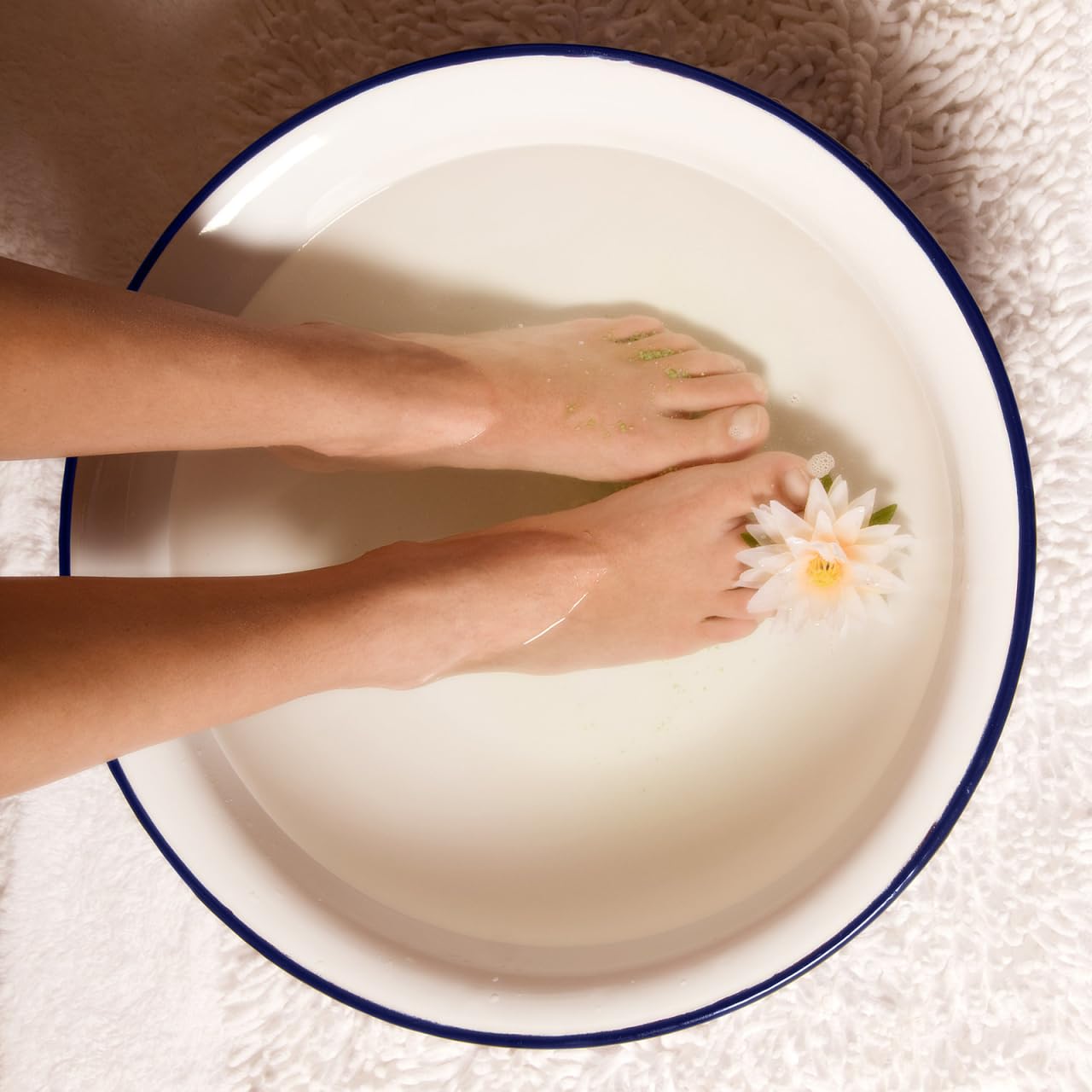 KESYOO Enamel Foot Soaking Basin, Vintage-style Foot Bath Tub, Classic Footbath for Home Spa Pedicures Washing, Slim Space-saving Design, White with Blue Rim, 11. 8 Inch