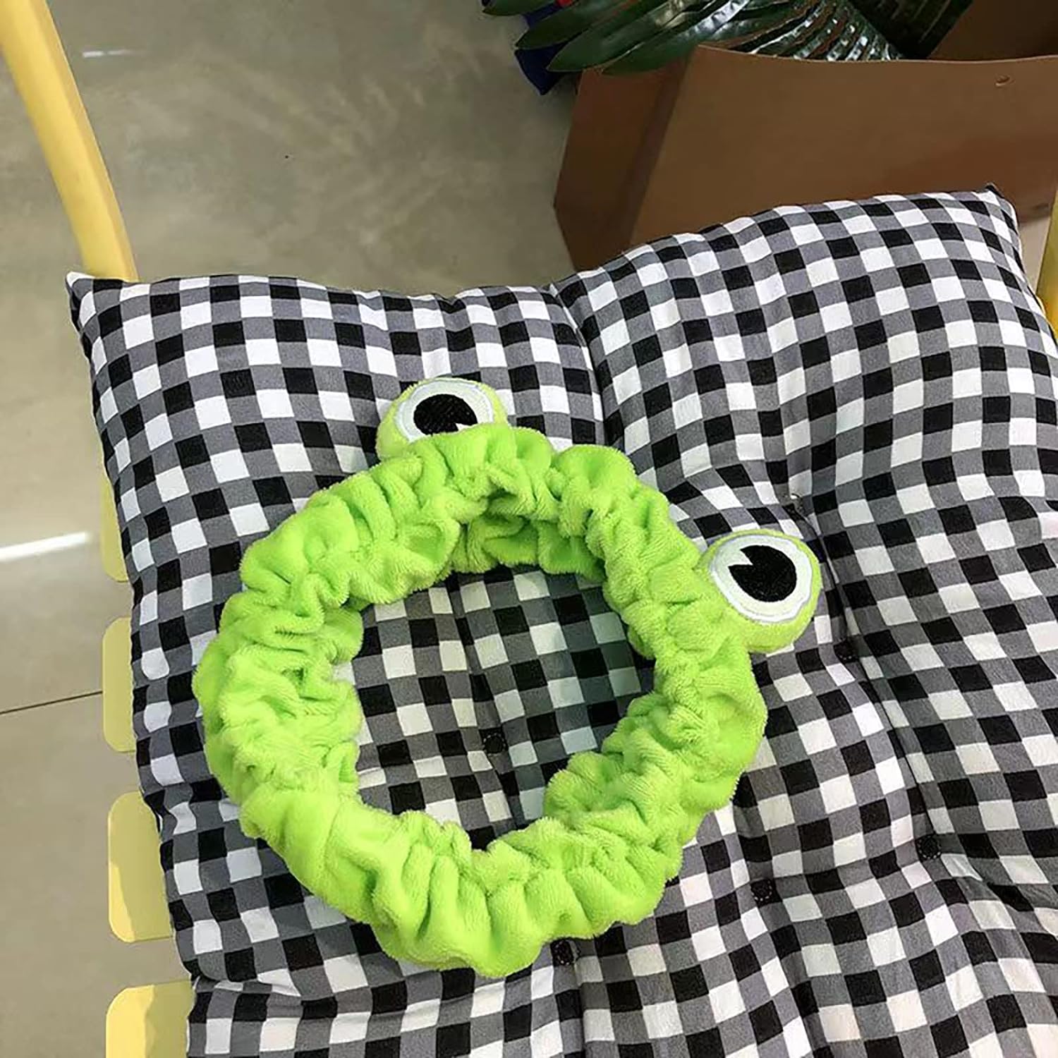 Jowmoy Green Frog Eye Elastic Headband - Versatile for Spa, Skincare, Makeup, Face Wash, Fun Gift for Women (1 Pack)