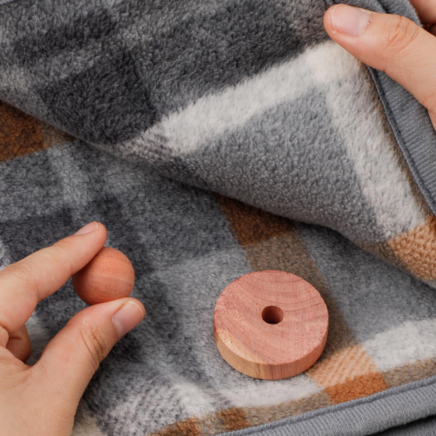 50pcs Cedar Chips for Clothes Storage, 20 Cedar Balls &30 Cedar Rings Wood Cedar Chip Accessories Redolent Cedar Blocks for Clothes Storage Houses Drawers Closets