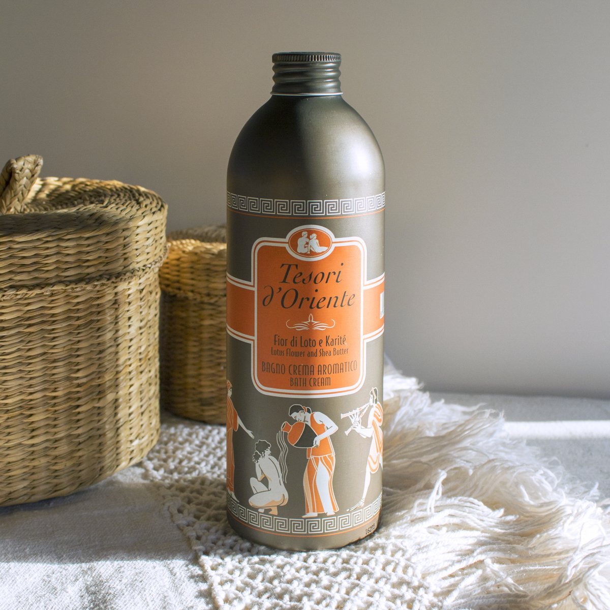 Tesori d'Oriente: "Fior Di Loto e Karité" ("Lotus Flower and Shea Butter") Bath Cream - 16.9 Fluid Ounces (500ml) Bottle [ Italian Import ]