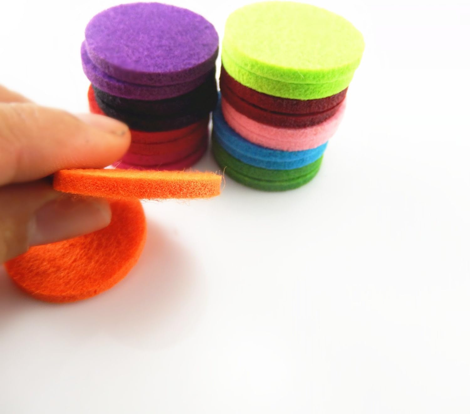 Julie Wang 100PCS 1.18 inches Round Essential Oil Diffuser Felt Pads for Locket Necklace Replacement Refill Pads Thickened Washable Absorbent 30MM