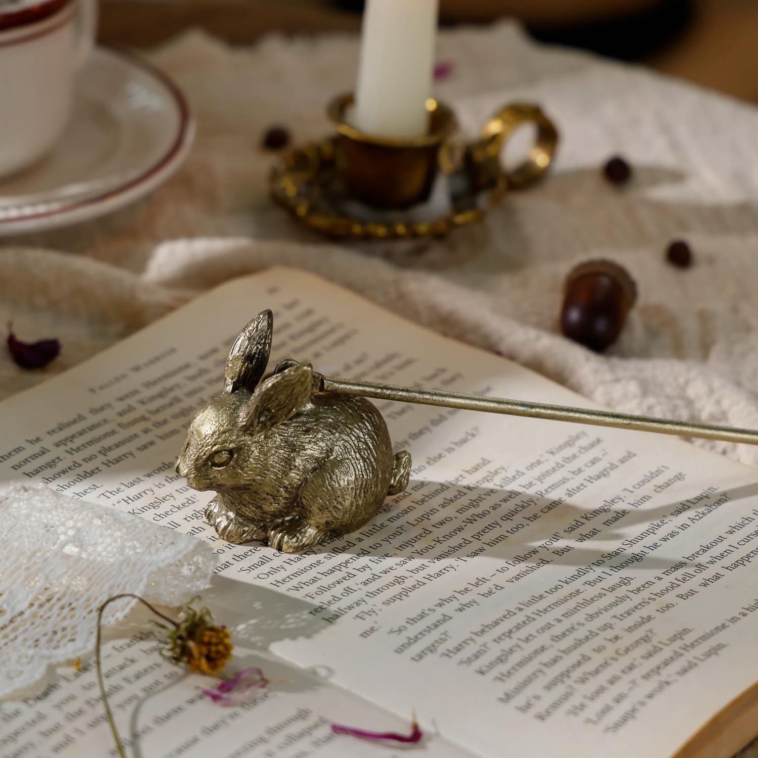 NIKKY HOME Candle Snuffer, Bunny Candle Extinguisher with Long Handle, Candle Tool for Putting Out Extinguishing Candle Wick Flame Safely