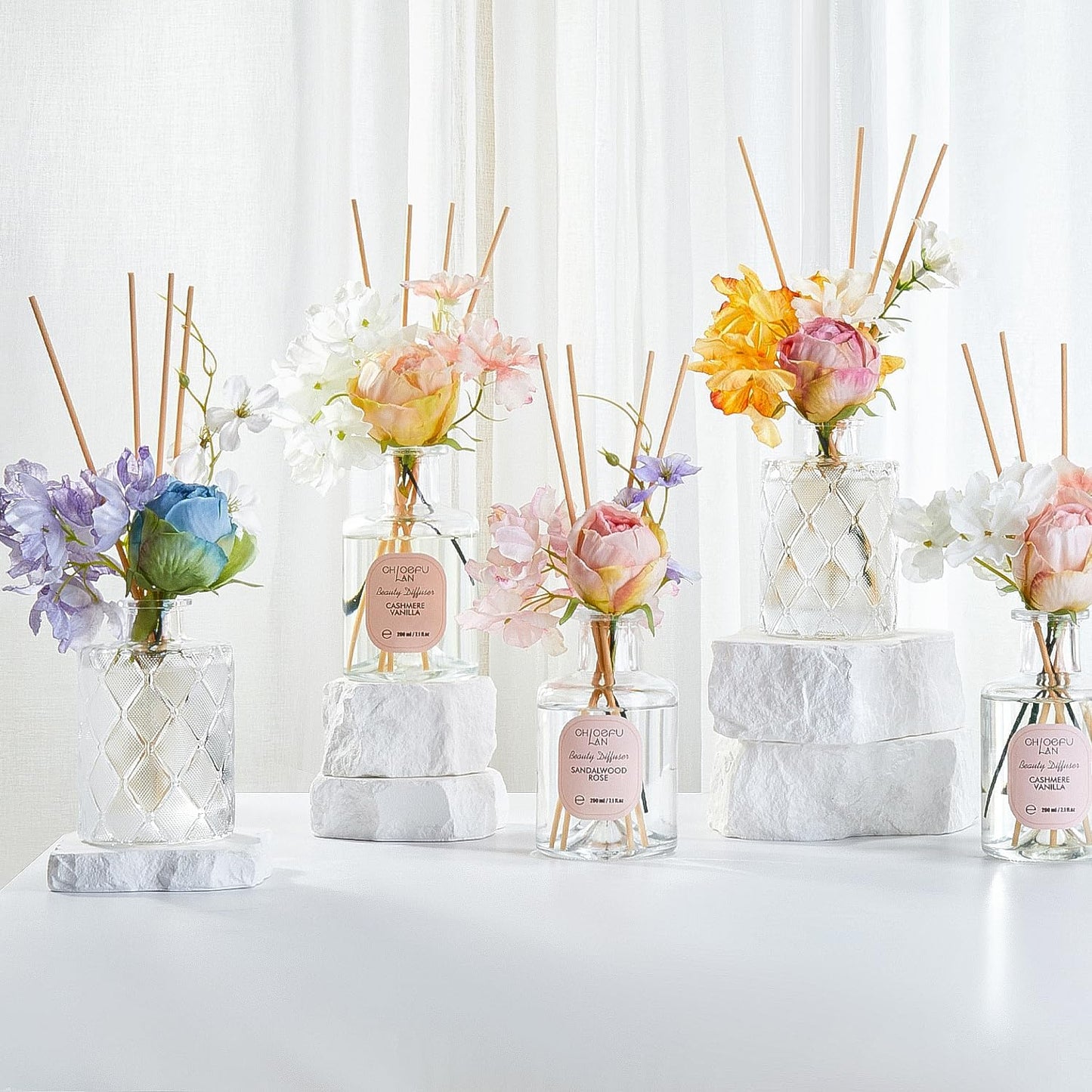 Cashmere Vanilla Reéd Diffuser Set with Flowers Reéd Diffuser Sticks, 6.7oz Scent Fragrance Essential Oil Diffuser for Bedroom Bathroom Home Décor Shelf Decor