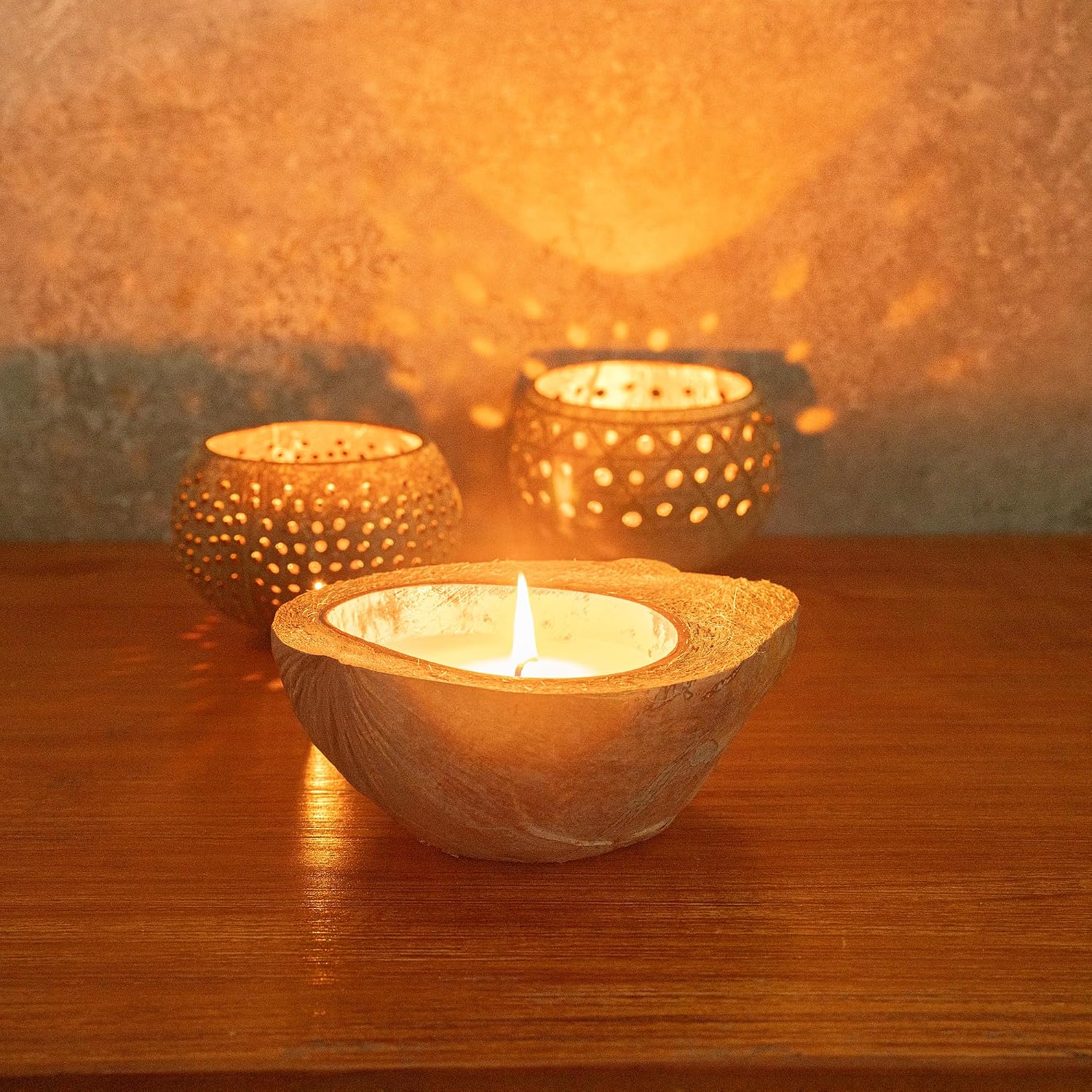 Restaurantware-Coco Casa 6.5 x 2.5 Inch Coconut Shell Candle, 1 Hand Poured Coconut Bowl Candle - Jasmine Fragrance, Double Wax Blend, Soy Wax Scented, Wooden Wick,